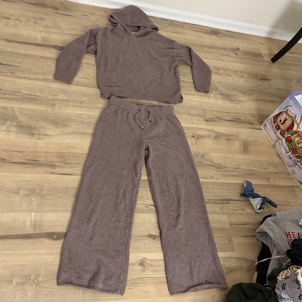 size medium brown sherpa cupcakes and cashmere sweat set.